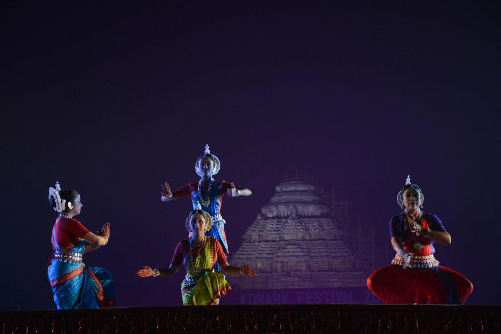 Daksha Mashruwala and group perform at Konark Festival at Konark on Monday. Photograph: Odishabytes