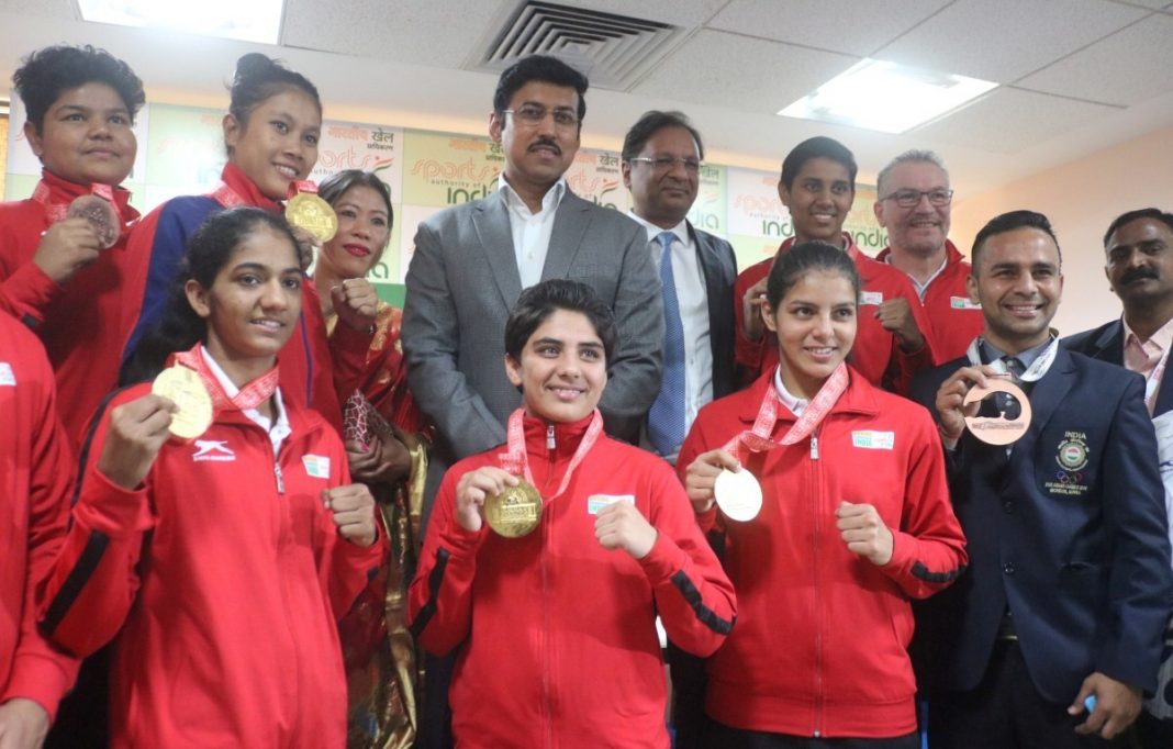 Sports Minister Rajyavardhan Singh Rathore and BFI President Ajay Singh along with MC Mary Kom felicitating Indian Youth Women medalists along with World Championship Bronze medalist Gaurav Bidhuri. Photograph: Odishabytes