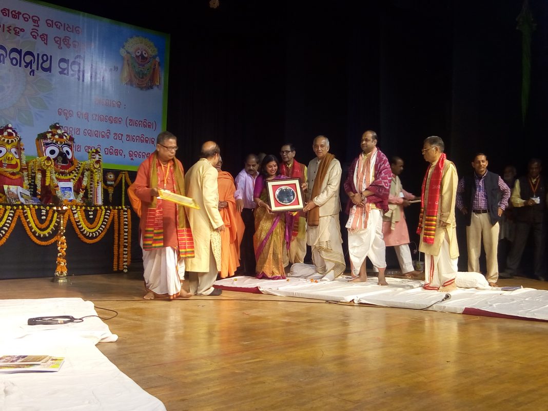 Aruna Mohanty receiving the award at Rabindra Mandap in Bhubaneswar on Sunday, Photograph: Odishabytes