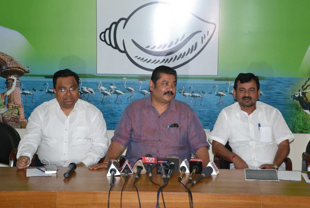 BJD spokesperson Pratap Deb flanked by party leaders Sasmit Patra (L) and Bijay Nayak (R) adressing a press conference at party headquarters in Bhubaneswar on Sunday. Photograph: Ashok Panda