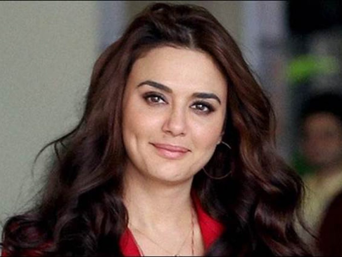 [Watch] Preity Zinta's 'Jugaad' Work-Out With Lamp Post In Los Angeles -  odishabytes