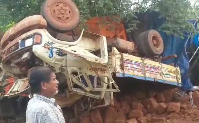 truck overturns at Mendhasala
