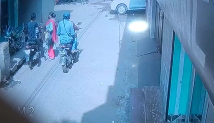 CCTV Captures Chain Snatching From Woman In Khurda - odishabytes