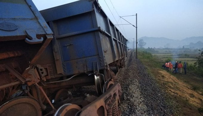 goods train derail Keonjhargarh railway station