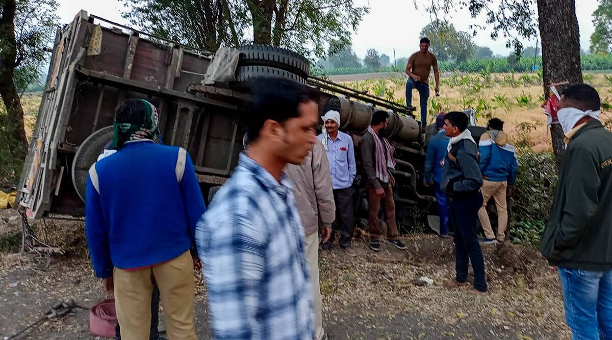 16 dead truck overturns Jalgaon
