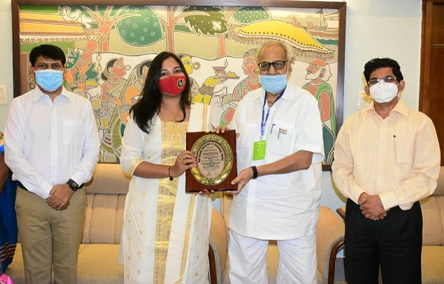 Odisha Governor Felicitates Rourkela Pattachitra Artist Bhagyashree