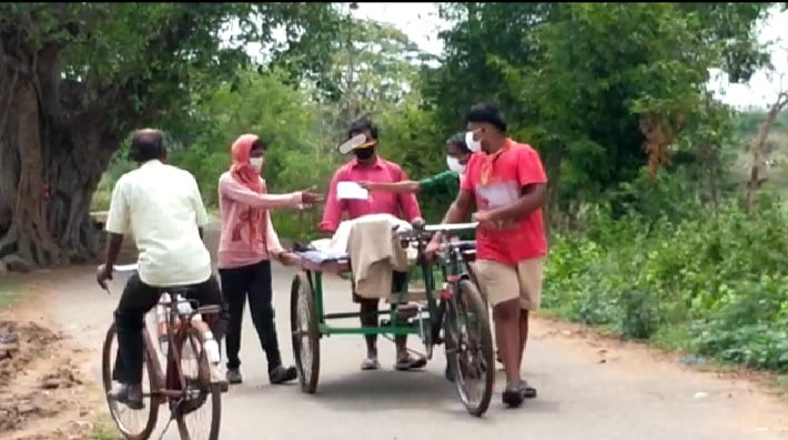 No Ambulance, COVID+ve Man's Body Carried On Trolley Rickshaw For Cremation