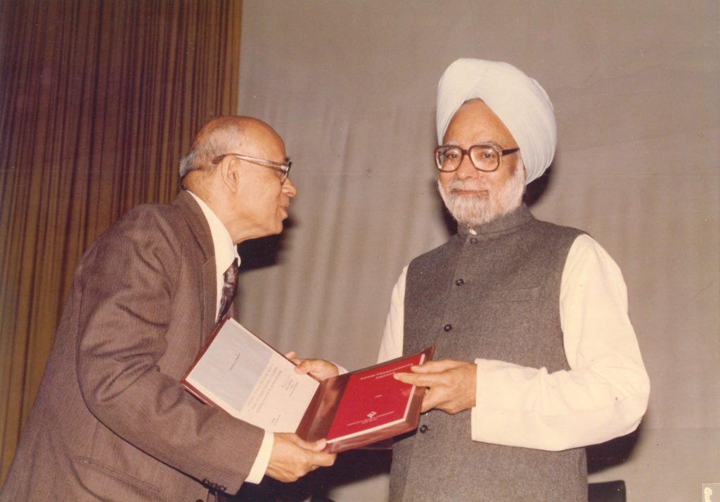 Prof L K Mahapatra being feted by Dr Manmohan Singh