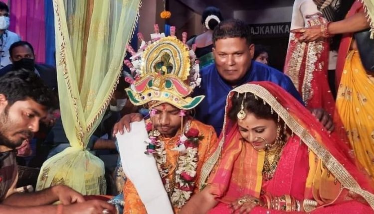 Odia Actor-Comedian Pragyan Ties The Knot With Sunanda - odishabytes