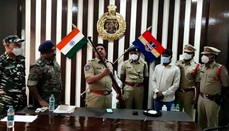 Chhattigarh's Maoist Cadre Surrenders Before Telangana Police - Odishabytes