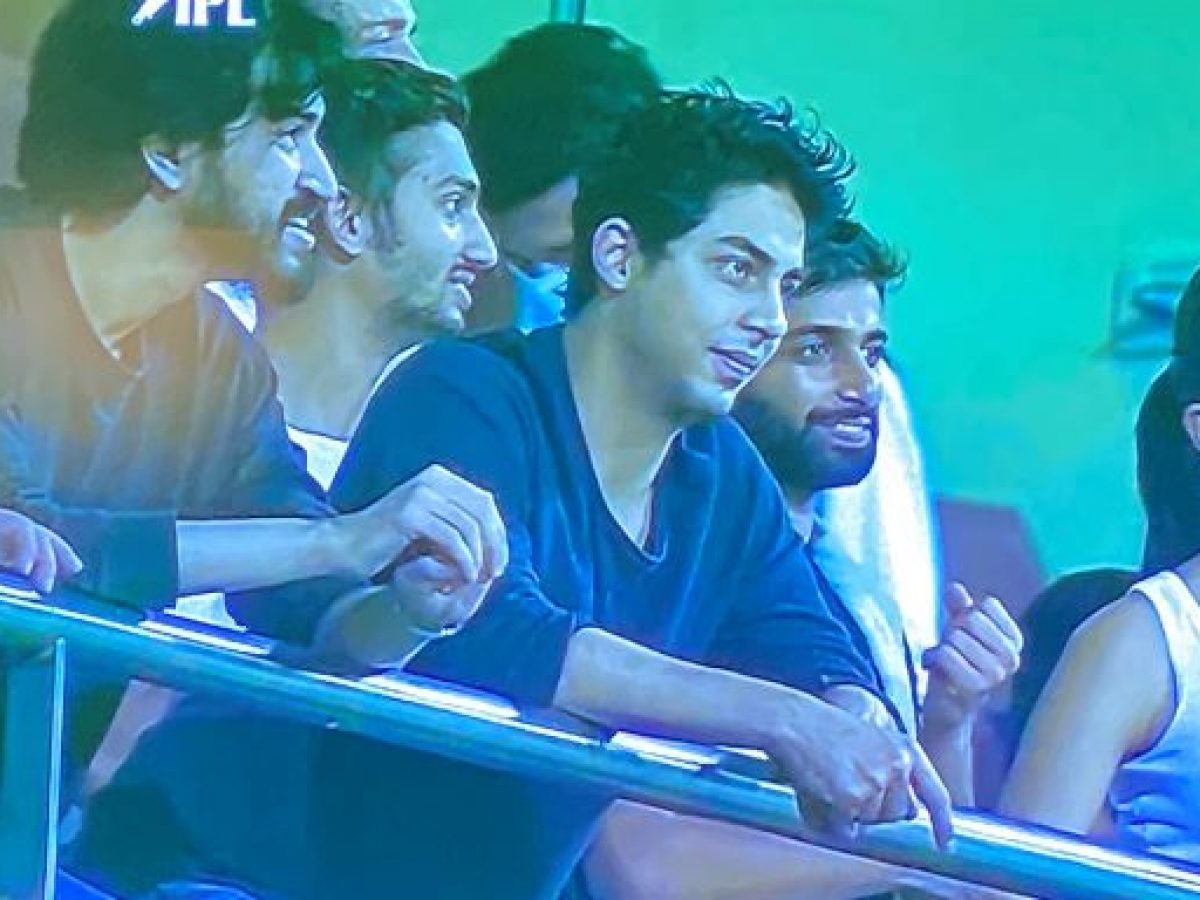 As SRK Shows Off His 8 Packs, Son Aryan Turns KKR Cheerleader At IPL Opener  - odishabytes