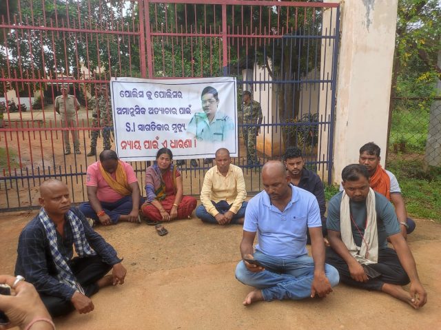 Odisha Woman SI family stage protest