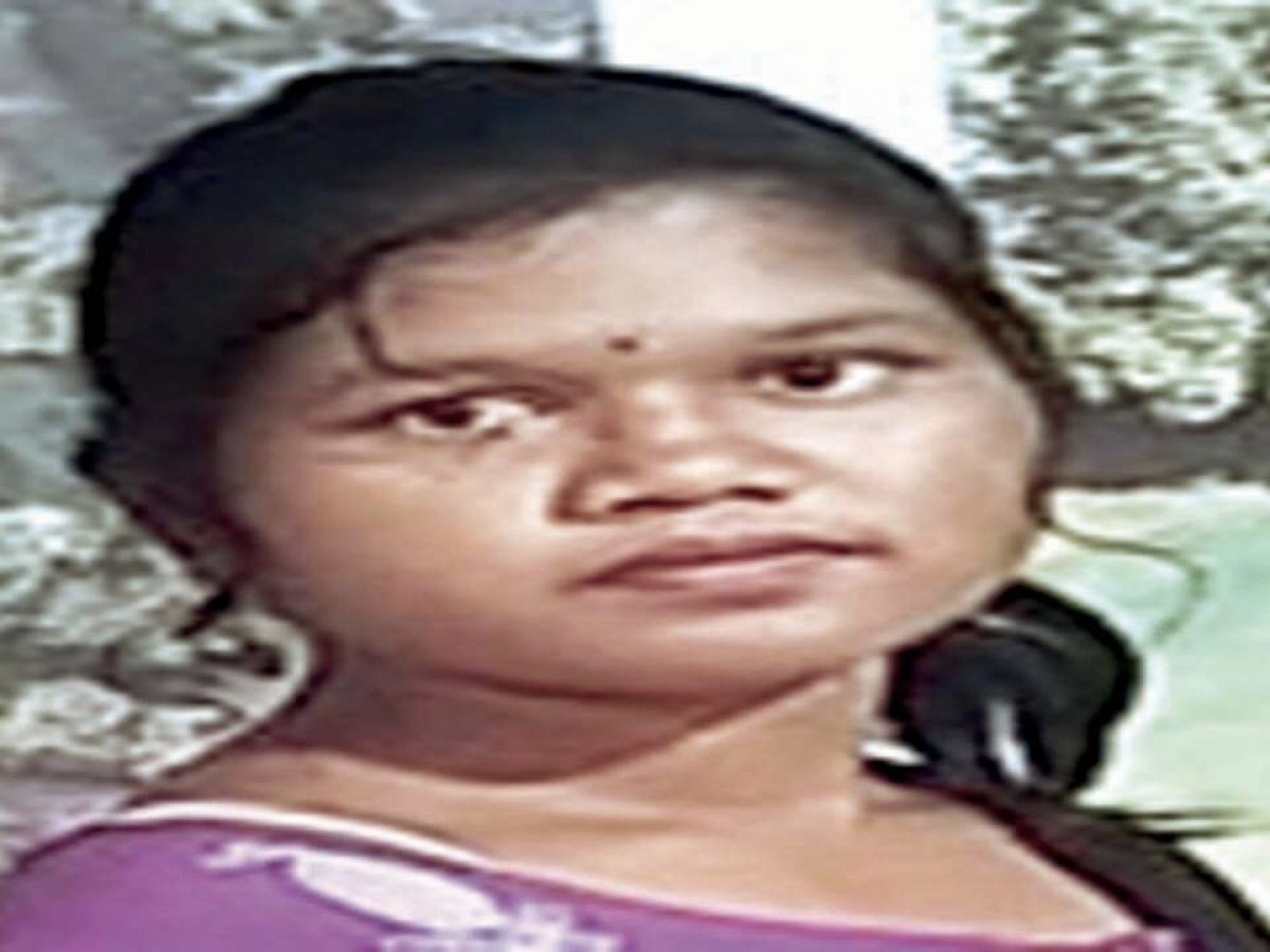 Odisha Tribal Girl Who Stopped Her Own Marriage To Meet Smriti Irani In New Delhi picture
