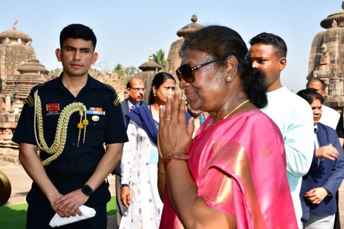 2nd Day Of Odisha Visit: President Droupadi Murmu Offers Prayers At ...