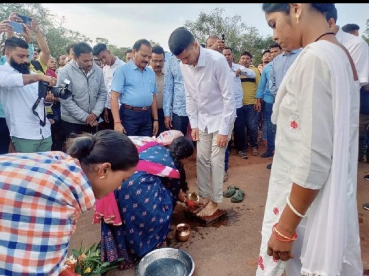 Viral Photo: Odisha 5T Secy VK Pandian Trolled Over Women Washing His Feet  - odishabytes