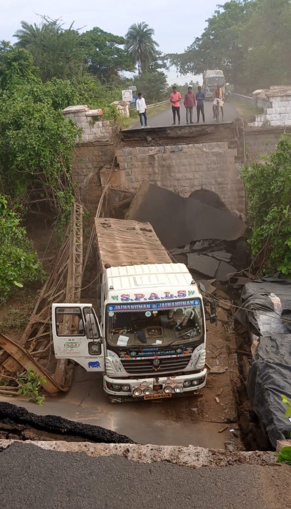 Collapse Of British Era Bridge In AP Paralyses Traffic Movement On NH From  Odisha - odishabytes
