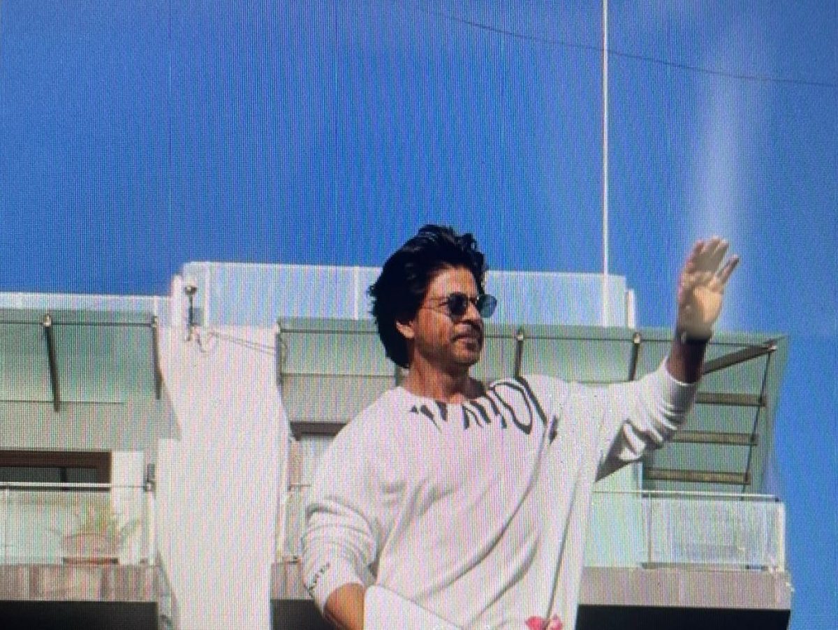 ​Flying Kisses To AbRam's Appearance, Shah Rukh Khan's Meet With Fans On  Eid Is Best Eidi | Times Now