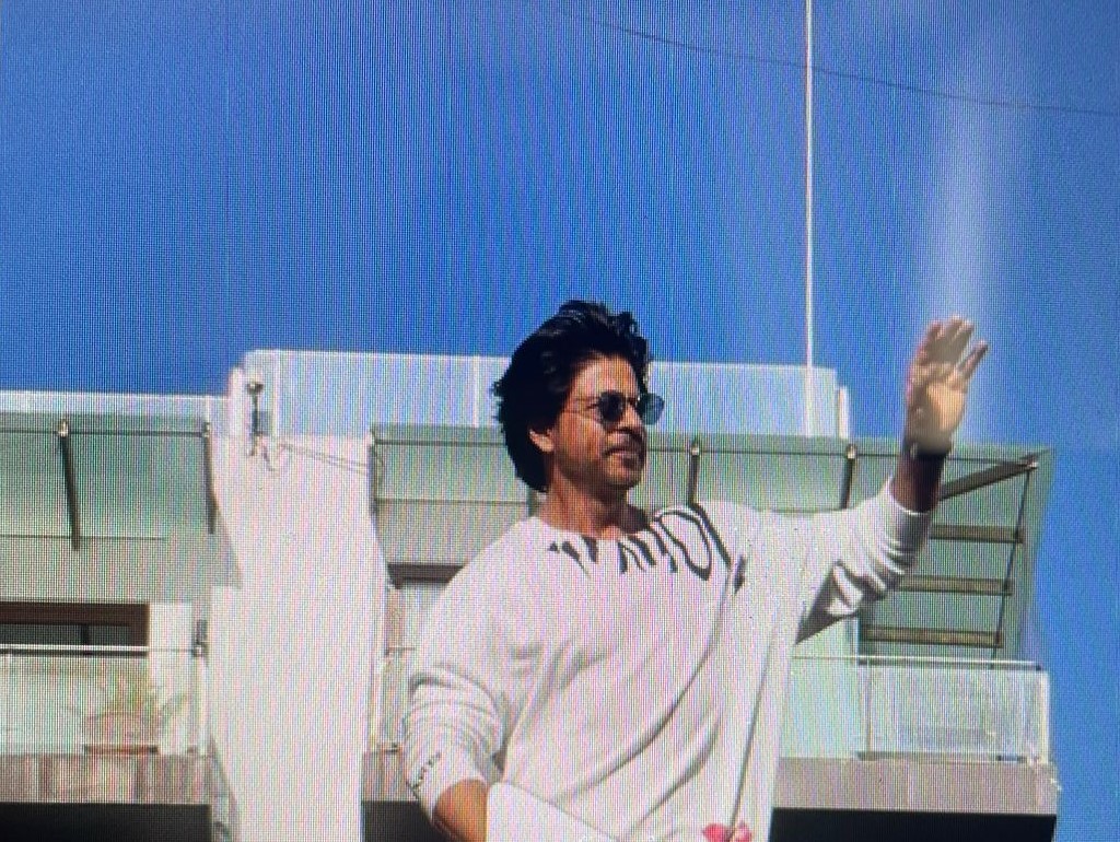 Shah Rukh Khan greets fans with signature pose, 'Pathaan' dance steps