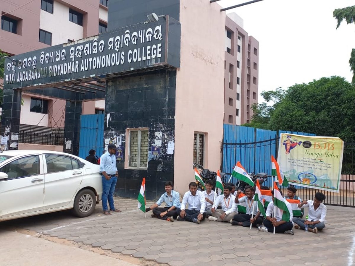Khabar East: Tension erupts in BJB College in Bhubaneswar after group clash