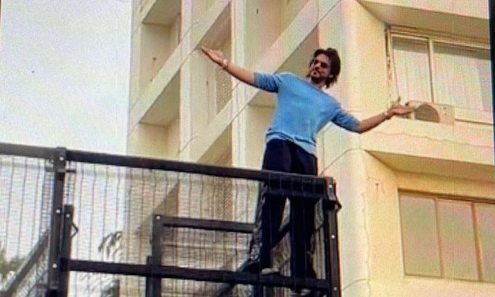 [Watch] Shah Rukh Khan Gives Fan A Surprise Appearance Treat Outside ...