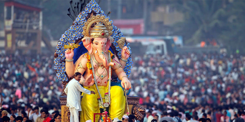 Devotees throng Lalbaugcha Raja; Watch livestream here and stars who  visited - Hindustan Times
