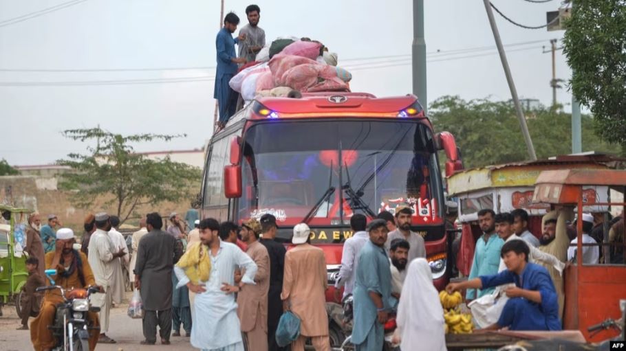 Pakistan warns illegal immigrants