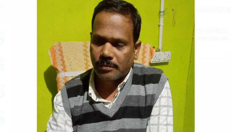 Je Caught Taking Bribe By Odisha Vigilance In Sundargarh Odishabytes