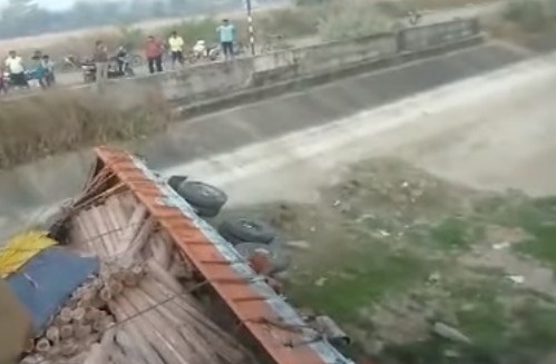 2 Die As Nepal Bound Wood Log-laden Truck Falls 25 Feet Off Bridge In Odisha’s Mayurbhanj